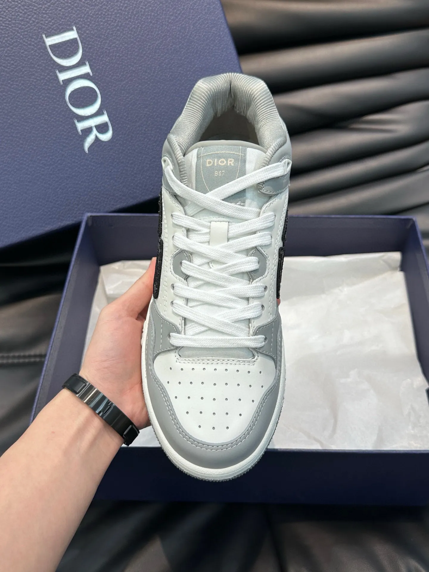 Ex-factory price: 440💰DIOB57 mid-top sneakers are shipped. This B57 mid-top sneaker is a new product in the 2024 spring men's wear series. It reinterprets the basketball shoe design and has become a classic item of Dior. Mid-top lace-up style crafted from color-blocked cow leather with contrasting suede and a CD logo displayed on the side. The tongue is decorated with the Dior B57 logo, and various distinctive details enhance the style. The CD logo eyelet details, upper stitching and rubber panels highlight the dynamic charm of its sports style. With two-color rubber sole, mesh fabric lining and cotton lining for foot padding, the upper foot is comfortable and breathable. Can be paired with a variety of clothing to create a sophisticated look. Code 38-44, (45 can be customized)